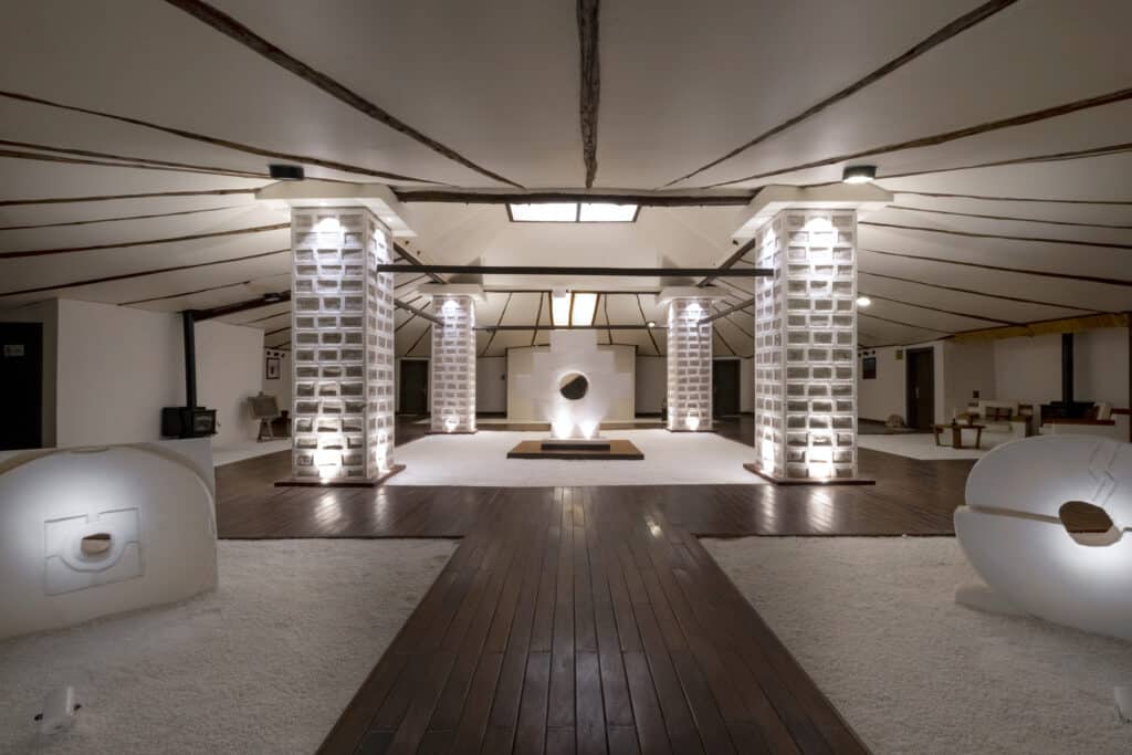 Salon intérieur au design épuré et artsy au Palacio de sal dans le Salar d'Uyuni, Bolivie.