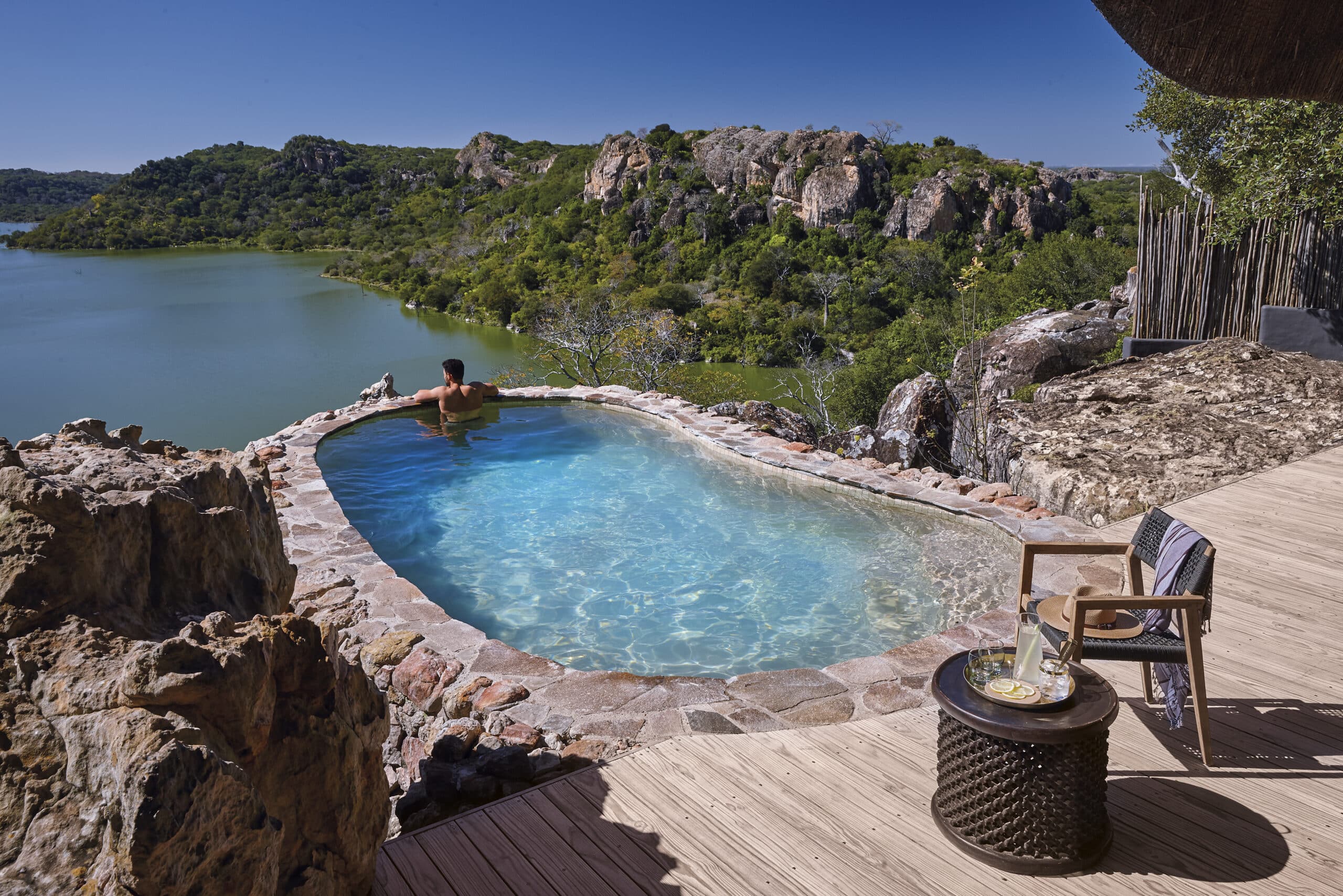 Piscine avec vue du Pamushana Lodge au Zimbabwe.