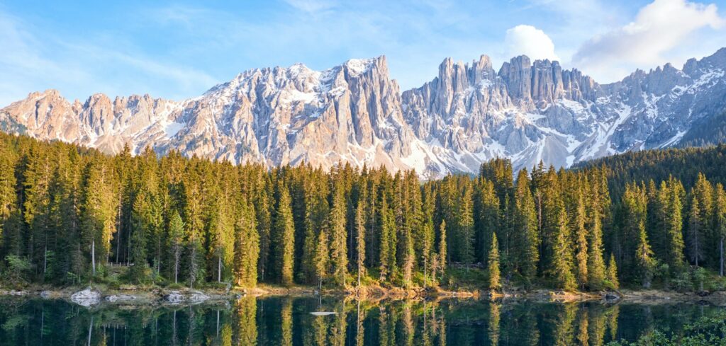Paysage lacustre Dolomites nord Italie montagnes