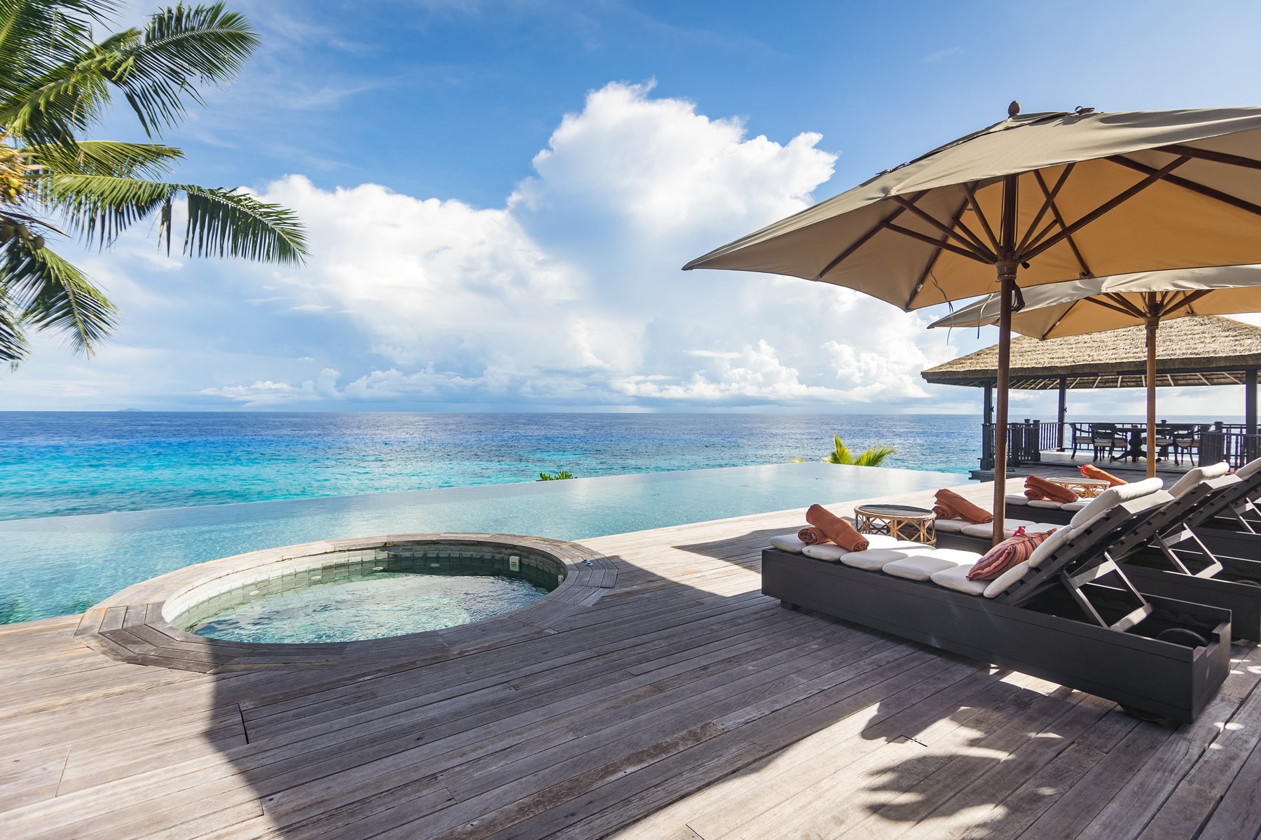 Piscine transats vue océan Fregate Island Seychelles