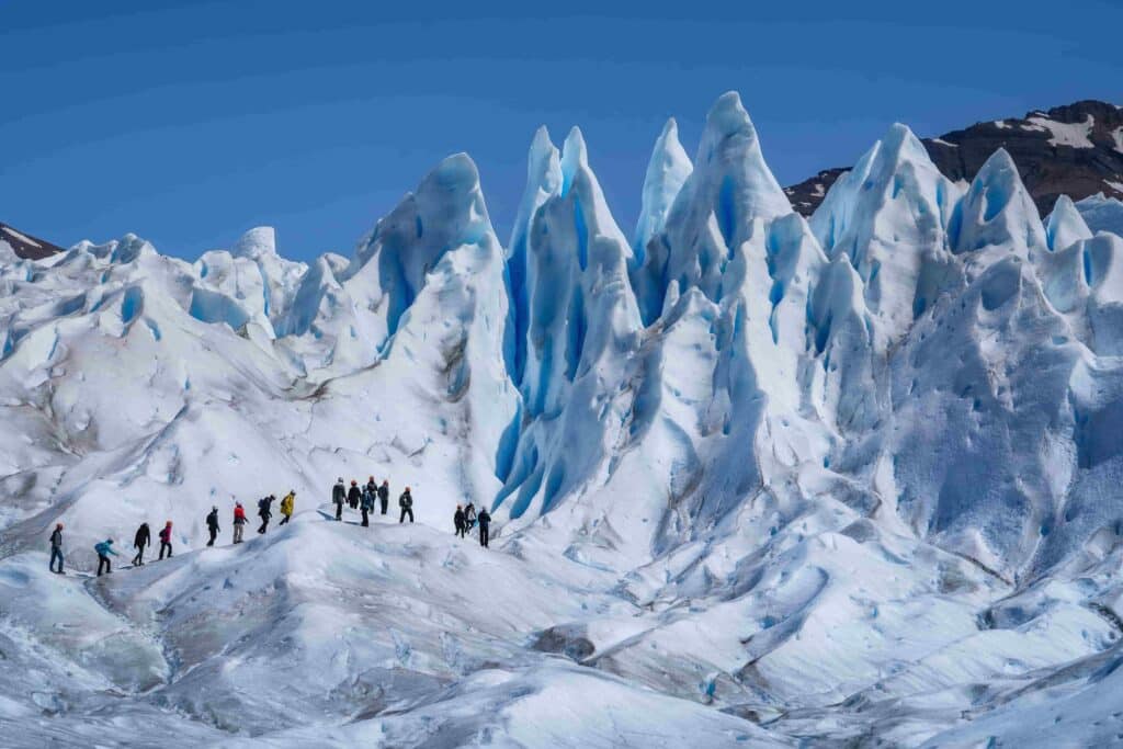 Groupe de personnes effectuant une randonnée glaciaire sur le Perito Moreno