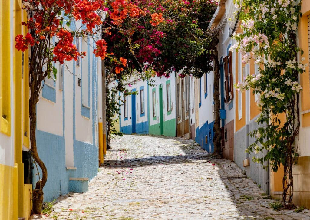 Ruelles étroites Ferragudo Algarve Portugal