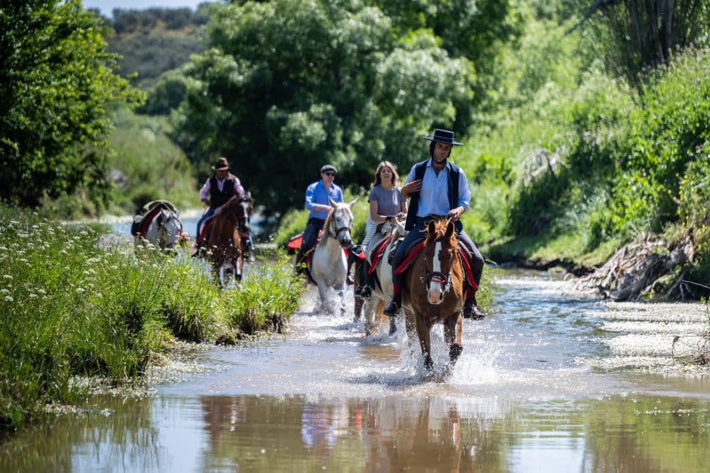 Safari équestre en terres ibériques Espagne ©George Scott Rides chevauchée dans un lit de rivière