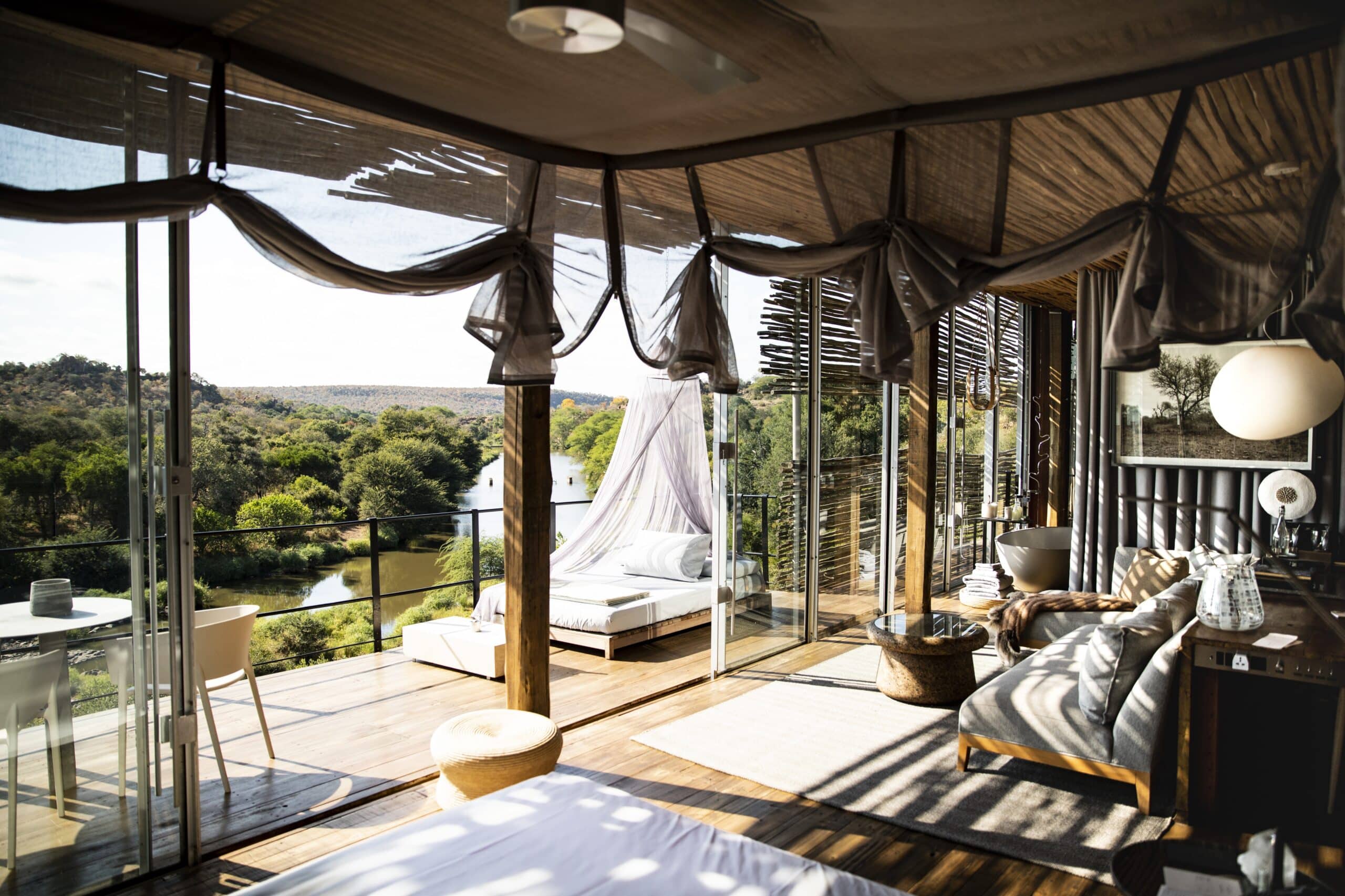 Intérieur et extérieur de la suite au Singita Lebombo Lodge.