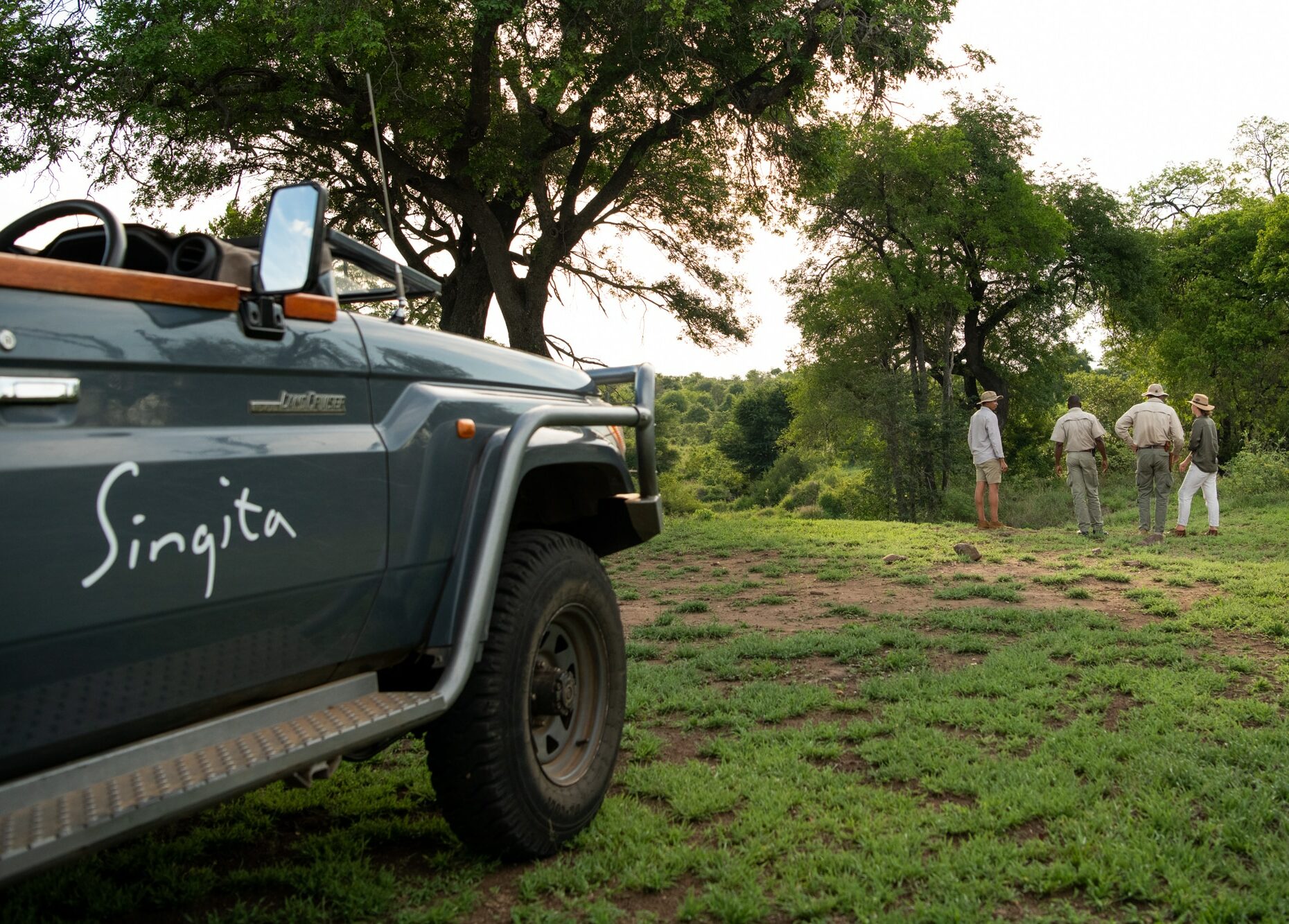 Voiture 4x4 et groupes d'aventuriers lors d'une activité safari au Singita Lebombo lodge en Afrique du Sud.