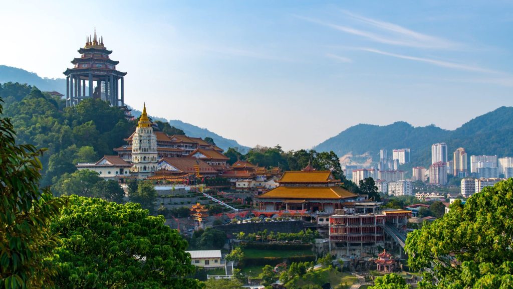 Skyline et temples ville Penang Malaisie