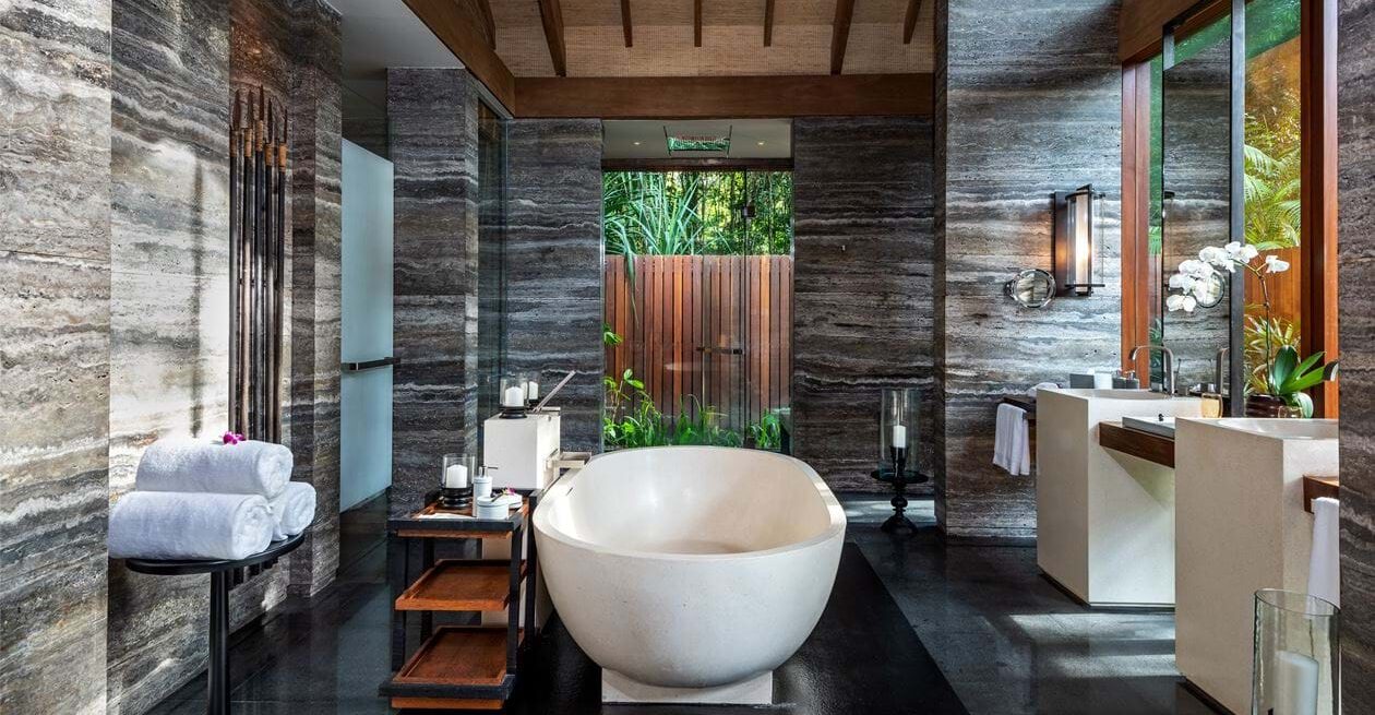 Salle de bain au Datai, sur l'île de Langkawi.