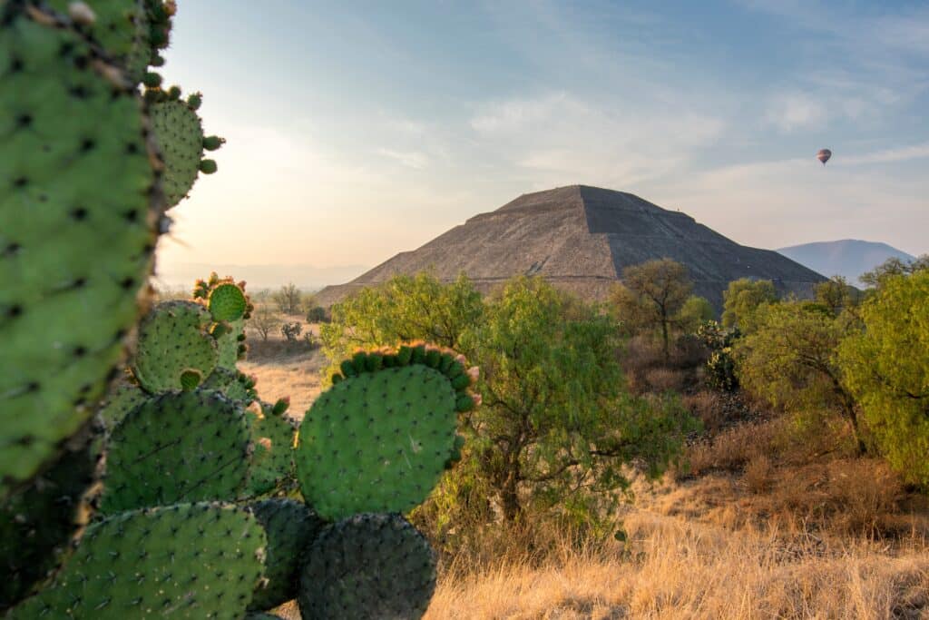 Vue de la pyramide du soleil à Teotihuacan ville mésoaméricaine Aztèque vallée de Mexico Mexique
