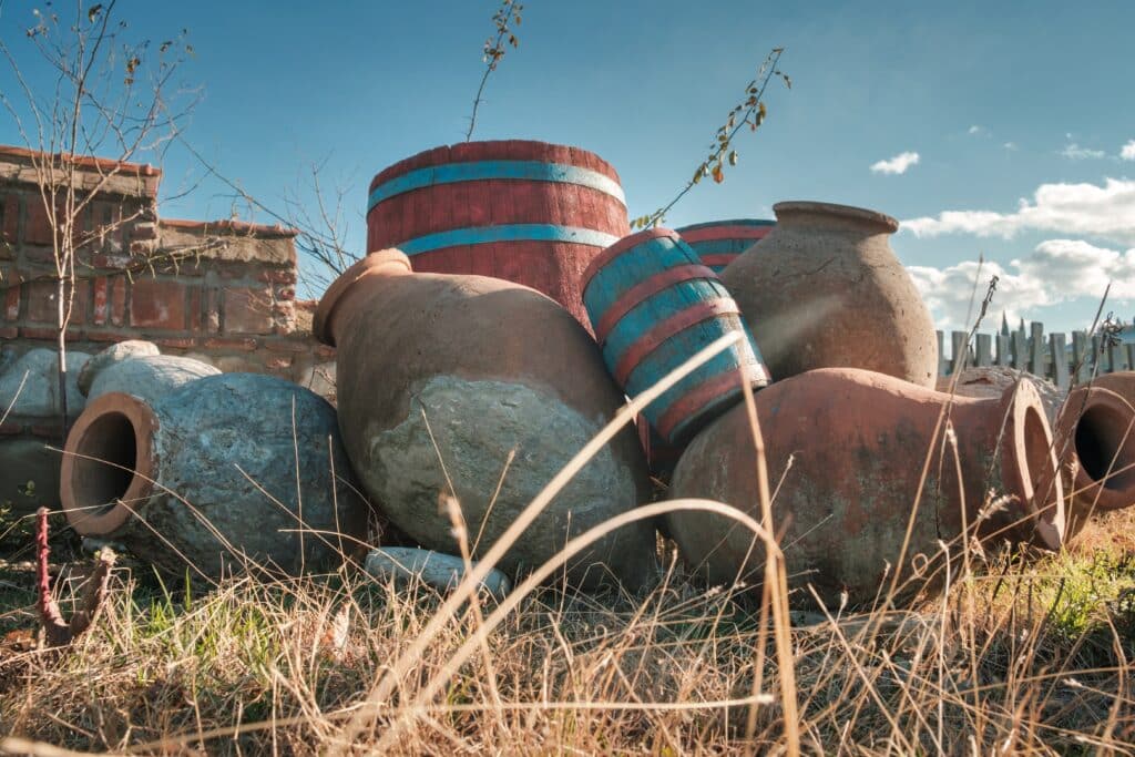 Group,Of,Georgian,Traditional,Jug,For,Wine,Qvevri,And,Colored