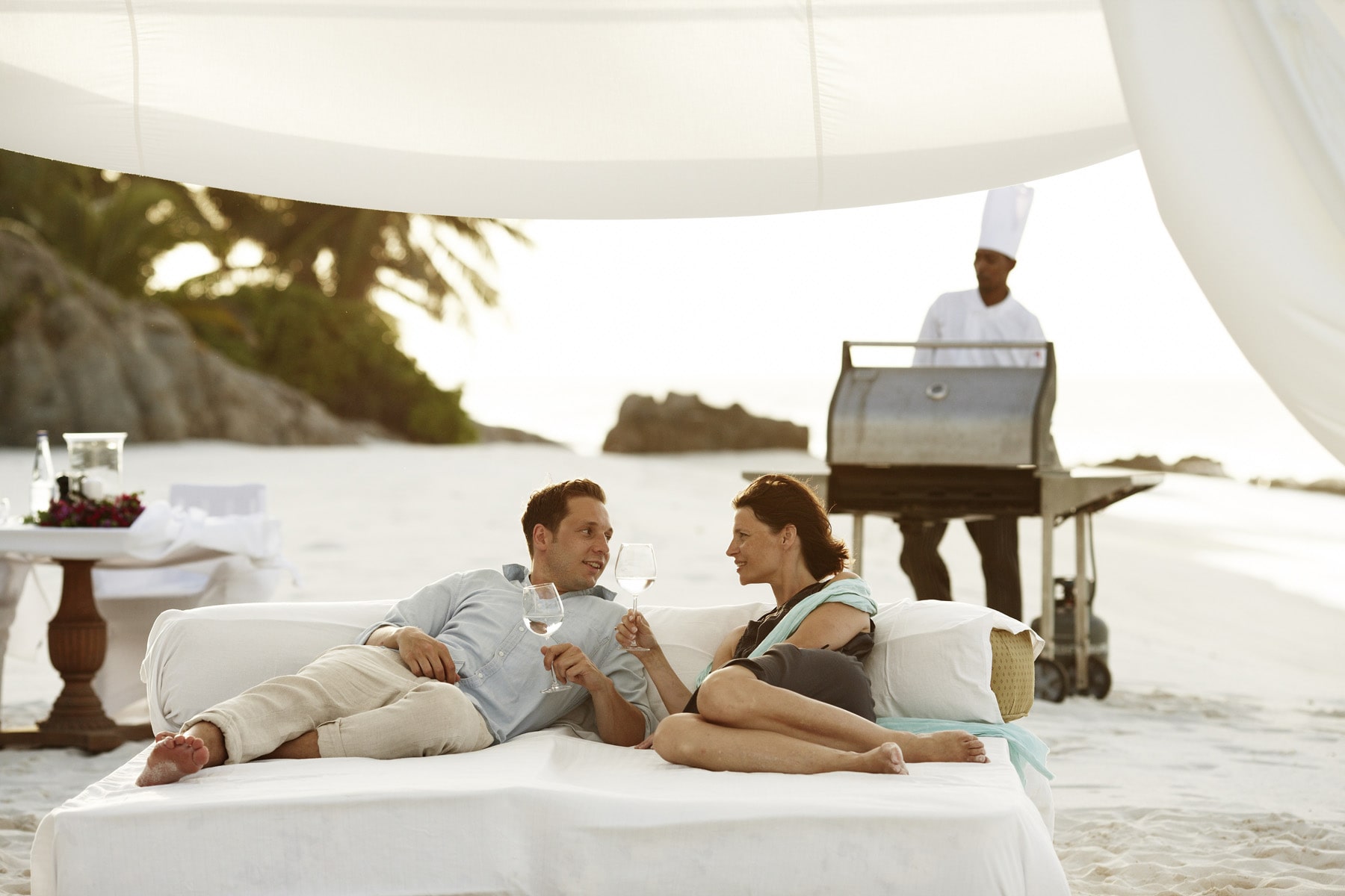 apértifi plage couple Fregate Island Seychelles