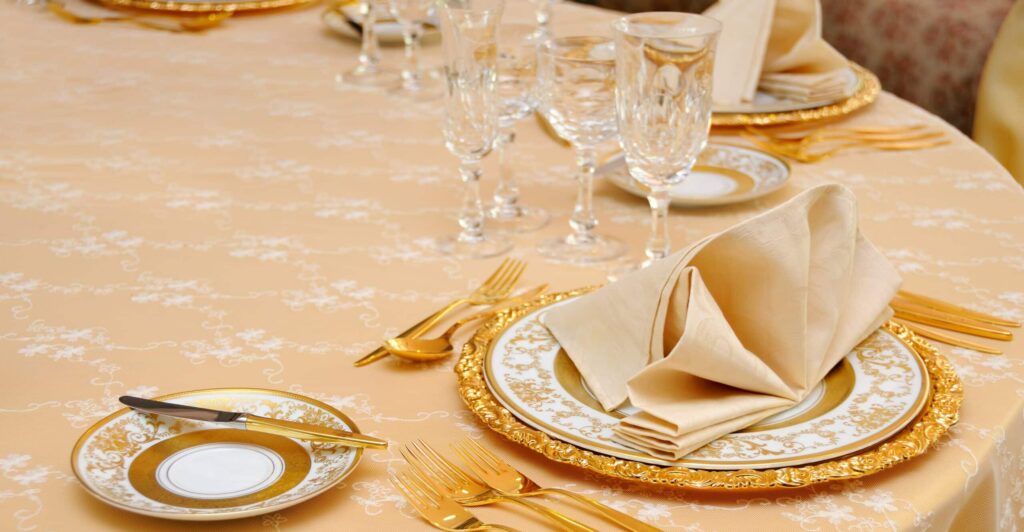 Golden,Cutlery,With,Crystal,Glass