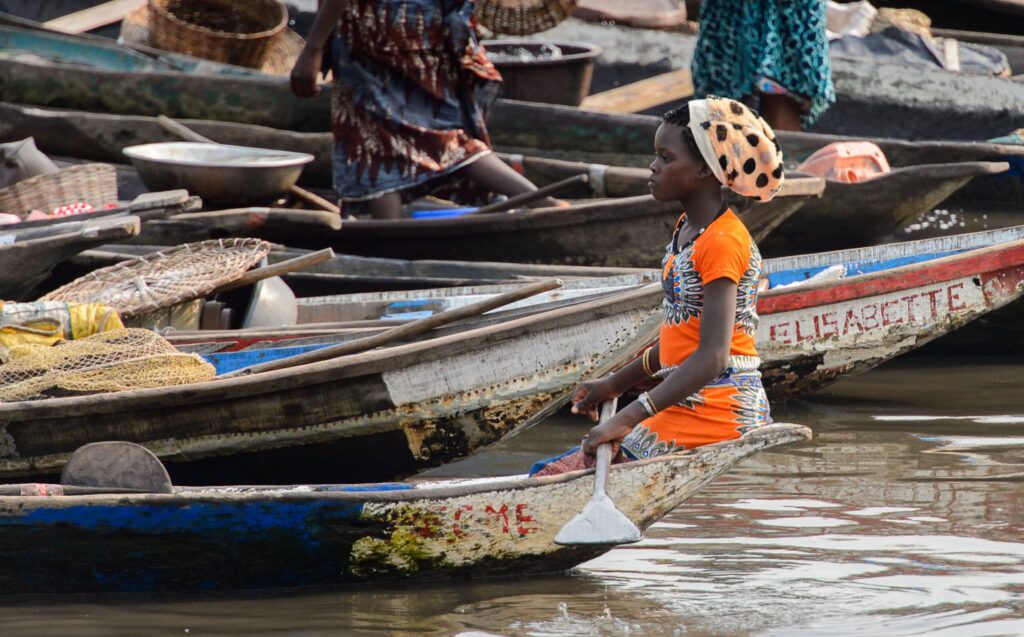 Barques amarrées lors du marché du lac Ahémé au Bénin.