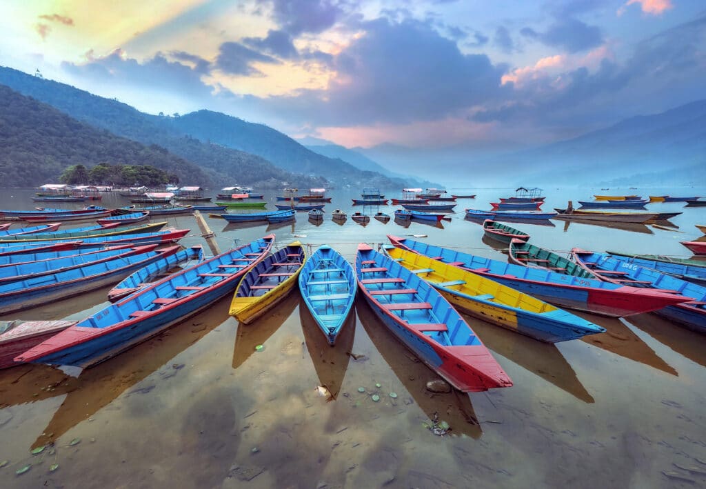 bateaux colorés lac Phewa Pokhara Népal