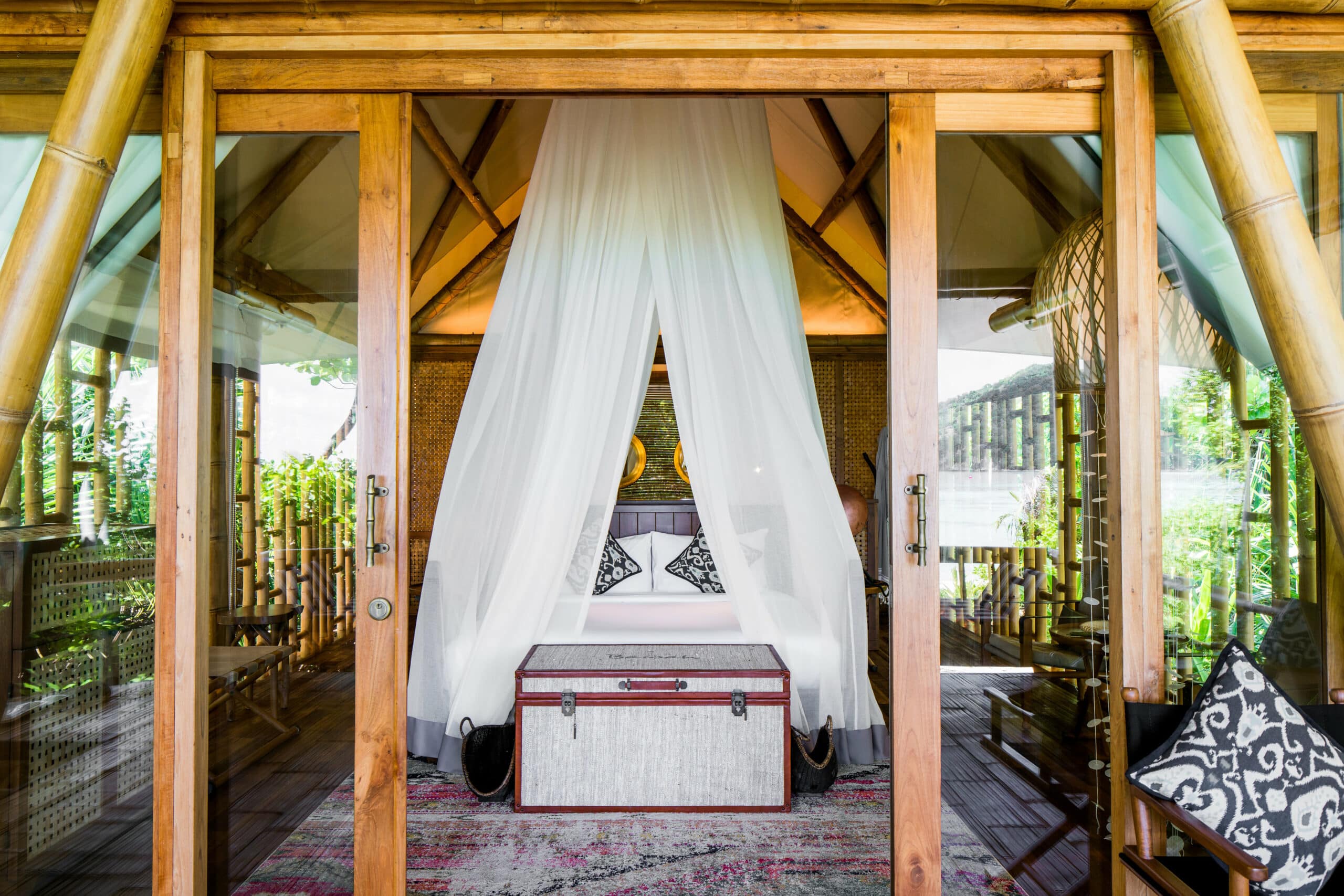 Chambre avec lit à baldaquin au Bawah Reserve Hotel.