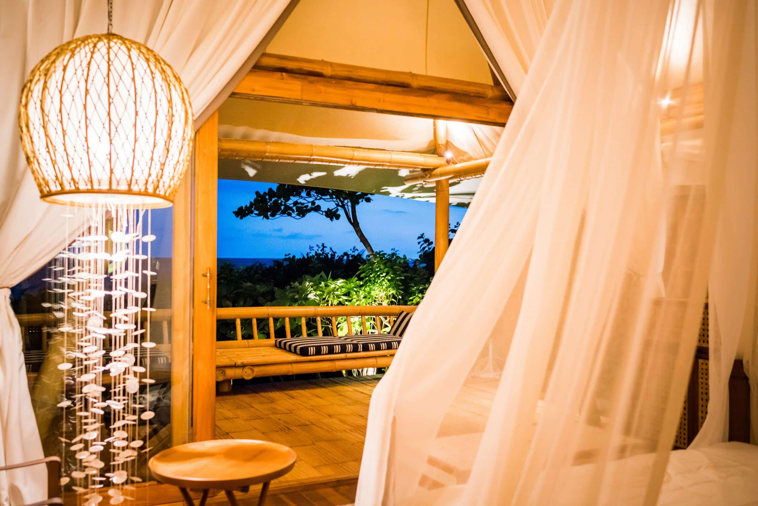 Vue sur la nature environnante depuis la chambre avec terrasse du Bawah Reserve Hotel.