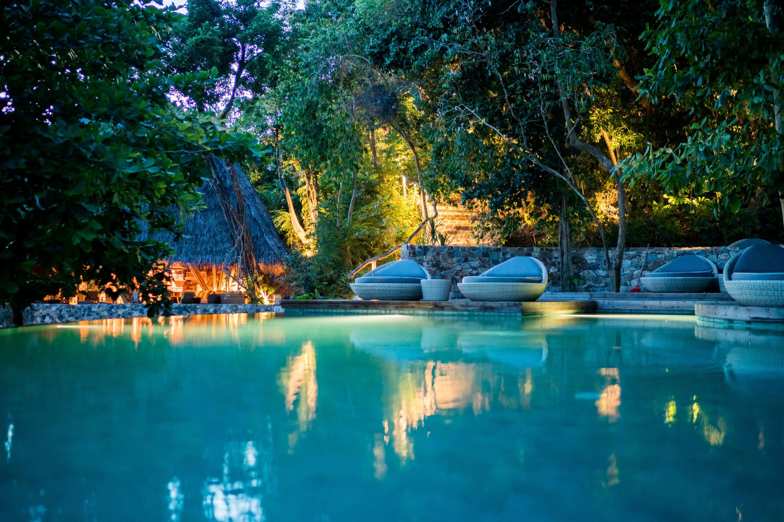 Piscine avec sièges confortables au Bawah Reserve Hotel.