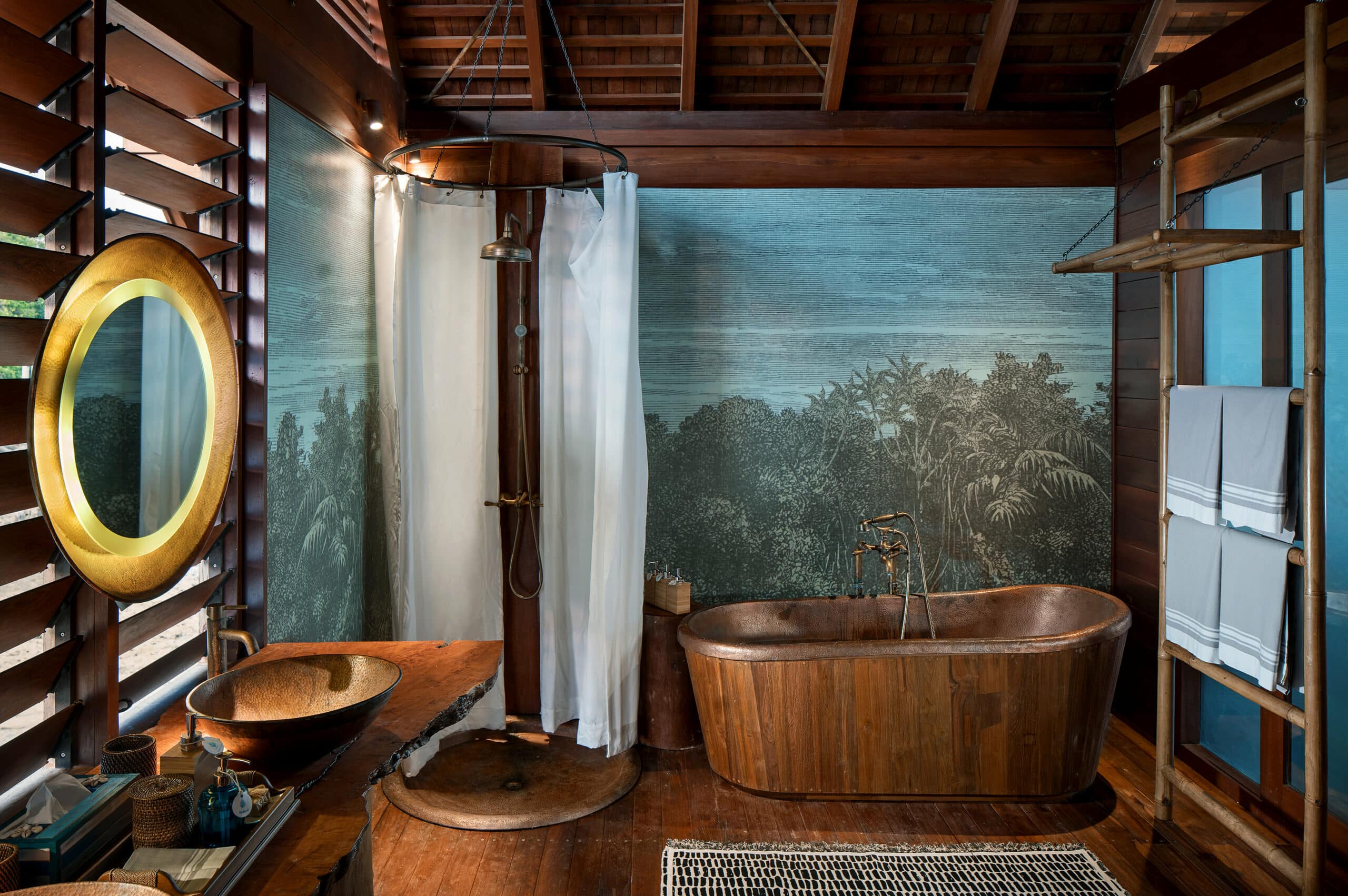 Salle de bain de l'île-hôtel de Bawah en Indonesie à Bali.