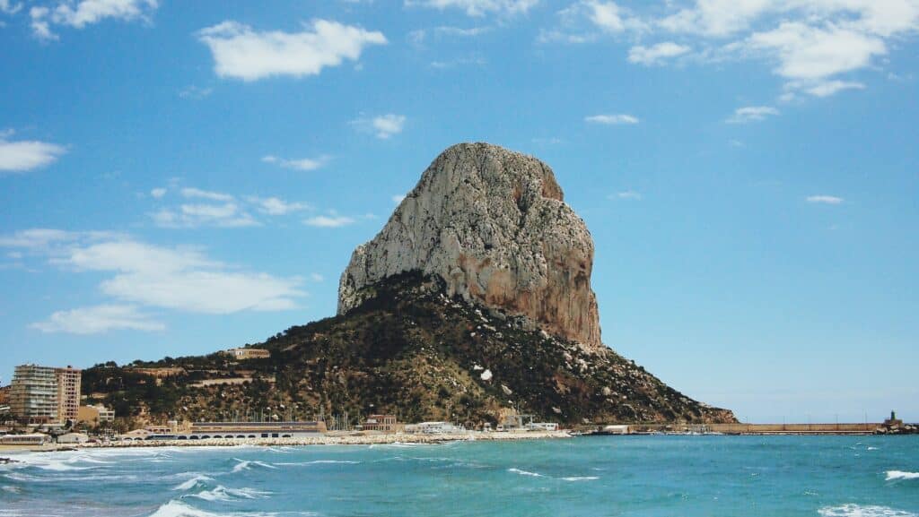 calp rocher plage espagne