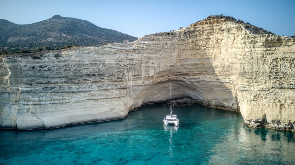 Catamaran près des falaises de Sarakiniko à Milos, dans les Cyclades.