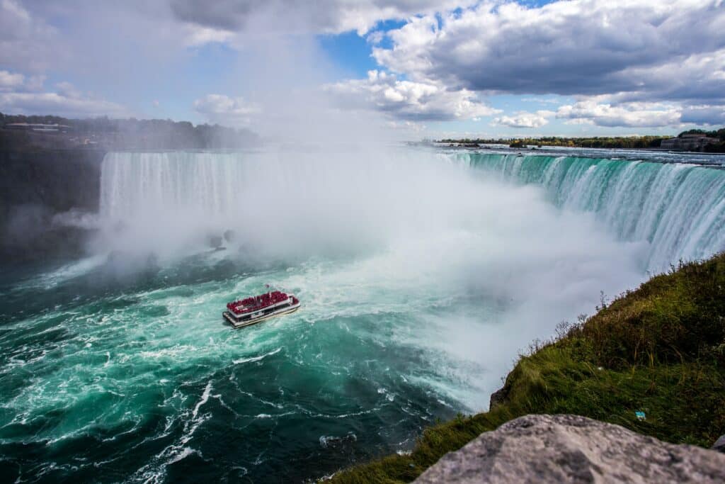 Chutes du Niagara, Canada, impressionnantes chutes d'eau entourées de paysages naturels spectaculaires.