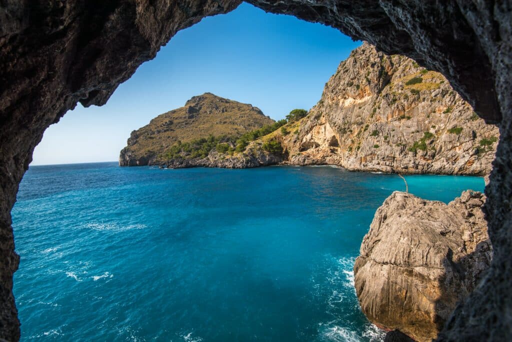 côte rocheuse arche mer méditerranée llubi mallorque