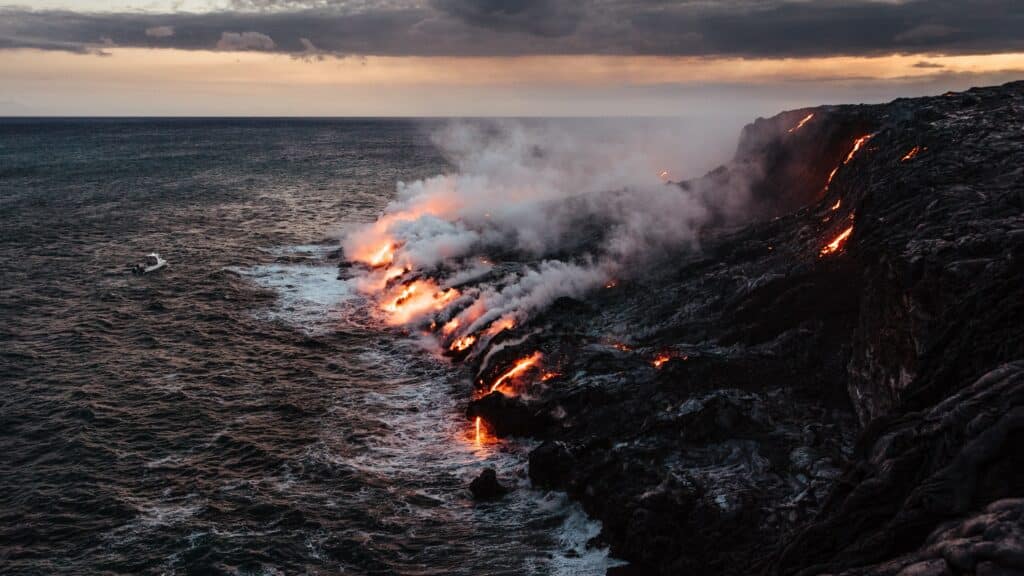 coulee de lave dans mer eruption volcanique big island hawai