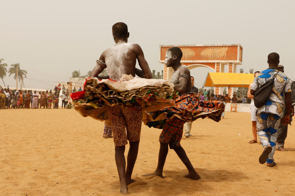 Danses tribales lors du festival de Ouidah face a la porte du non retour, au Benin