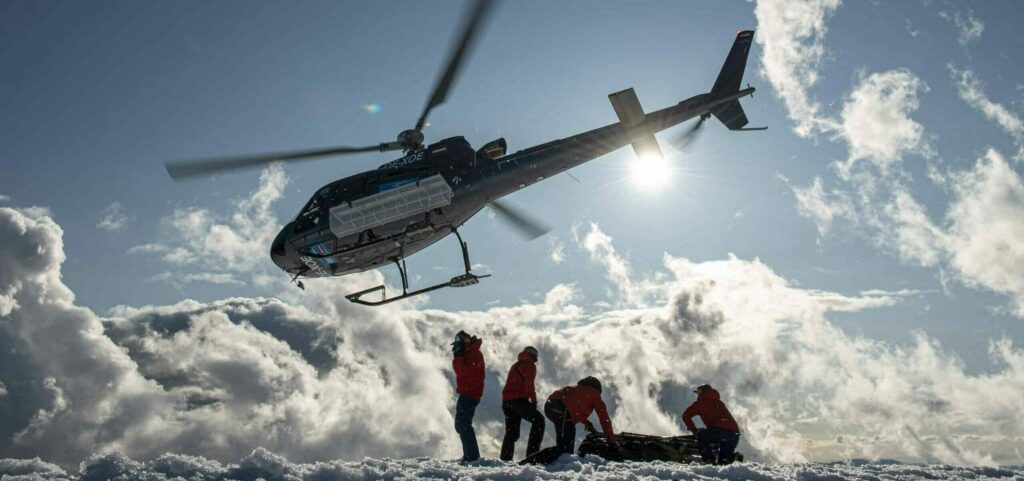 Groupe de skieurs héliportés au nord de l'Islande pour une session de ski.