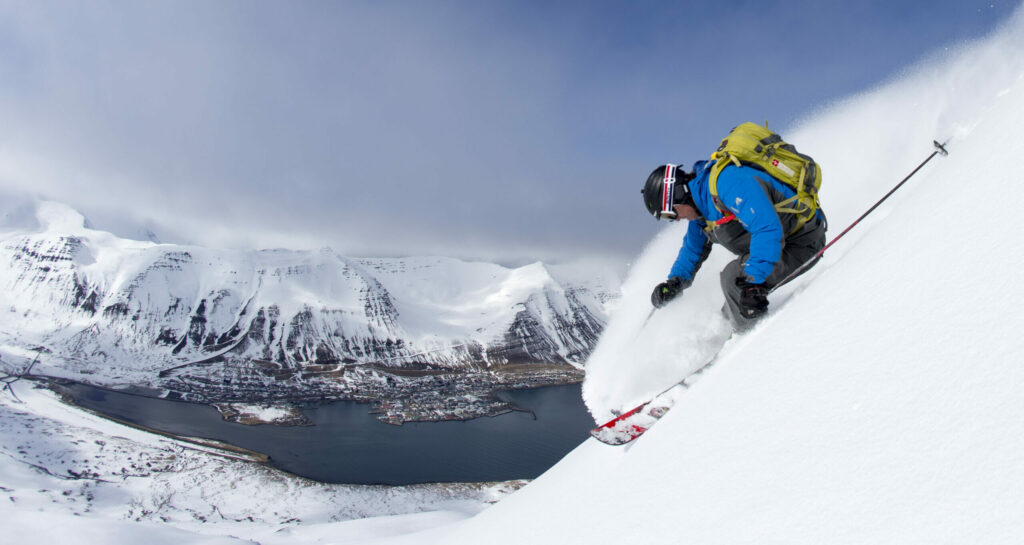 Descente en ski face a la mer arctique en Islande