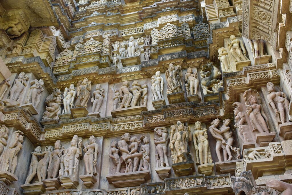 detail statues temple de Khajurâho kama sutra inde du nord