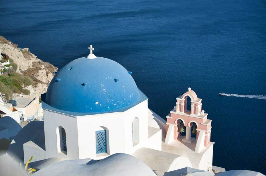 Dôme d'une chapelle à Oia, sur l'île de Santorin, dans les Cyclades en Grèce.