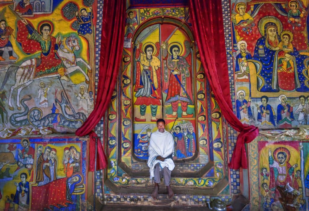 Pratiquant de l'église d'Ura Kidane Mehret classée au patrimoine mondial de l'UNESCO sur une île du lac Tana en Ethiopie.