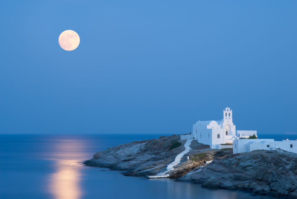 Église orthodoxe sur l'île de Sifnos au clair de lune, dans les Cyclades en mer Égée, Grèce.