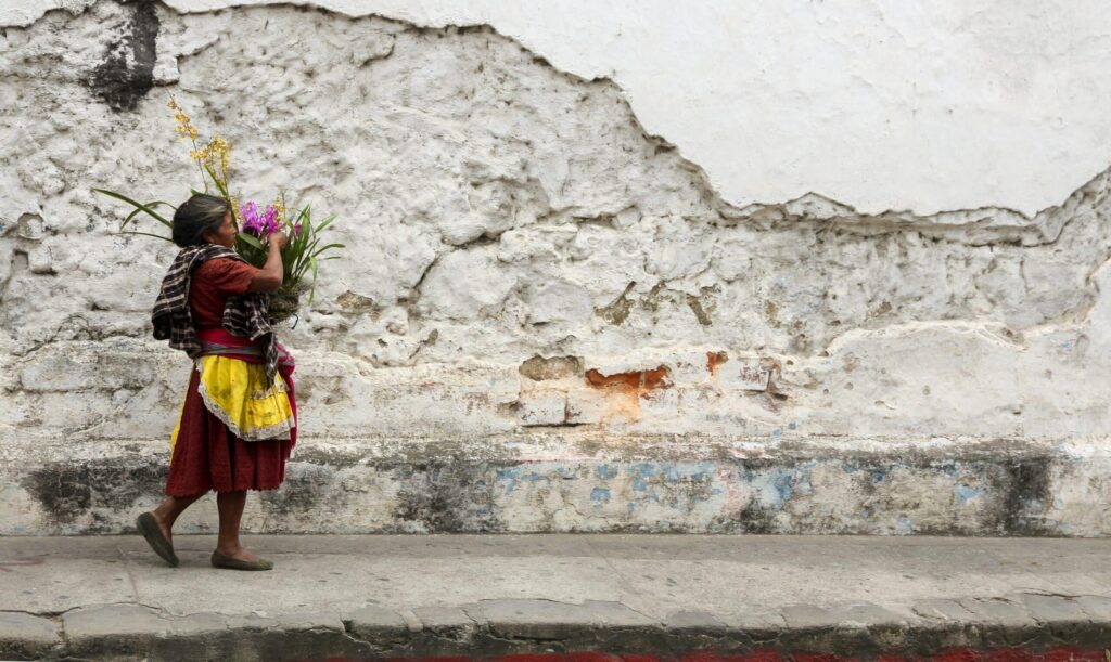 femme marchant rue guatemala