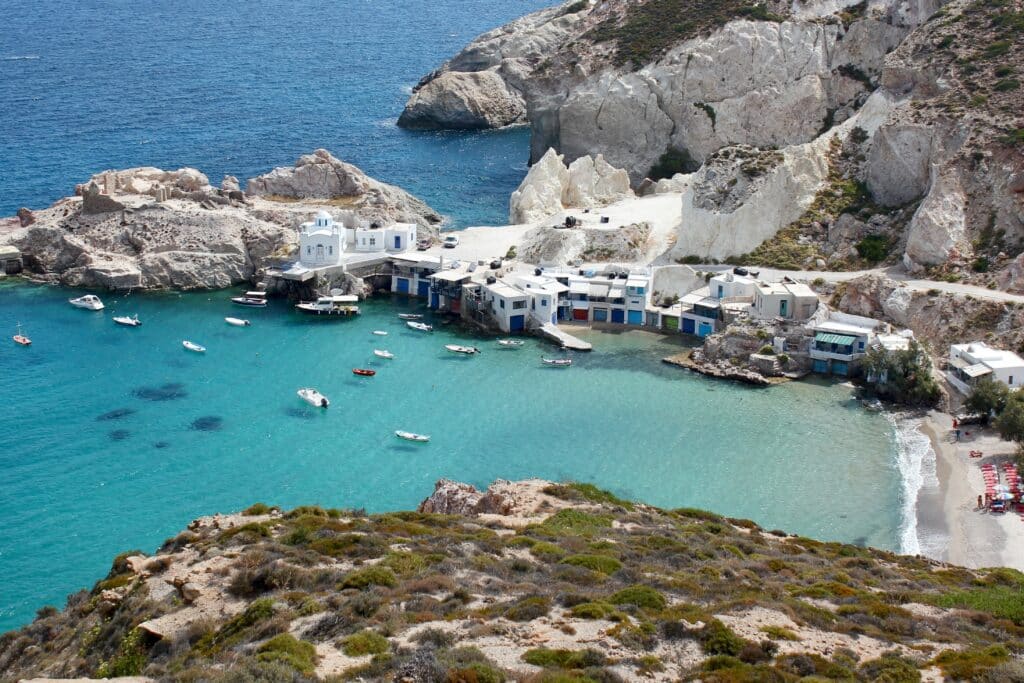 Bateaux qui ont jeté l'ancre dans le port de Milos, dans les Cyclades en Grèce.