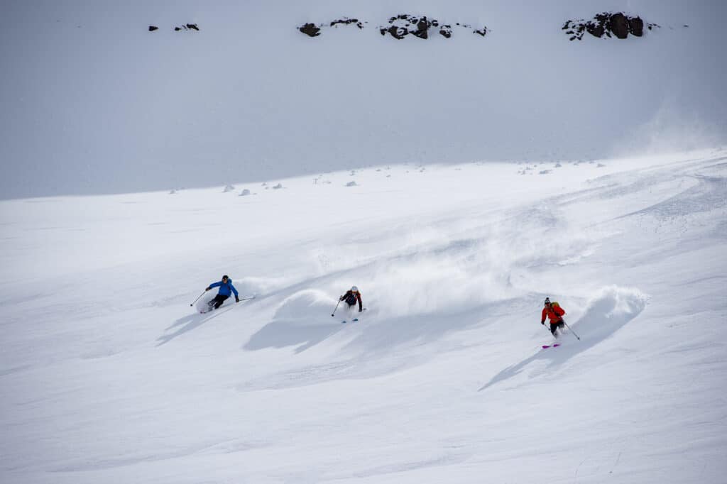 Trois sportifs pratiquant l'heliski au nord de l'Islande.
