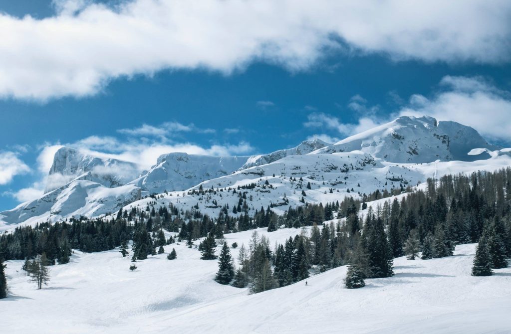 homme skiant dans les alpes francaises hiver