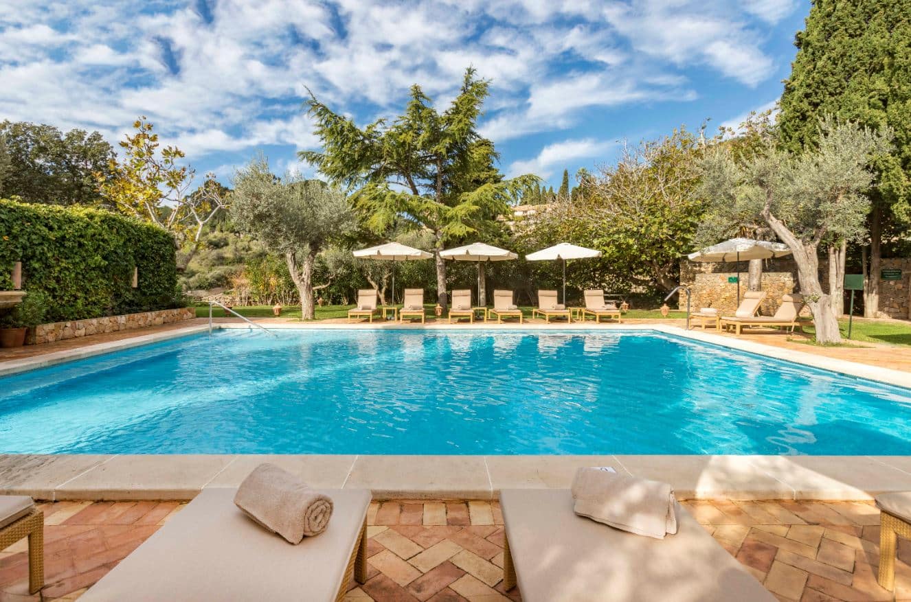 Photo de la piscine extérieure de l'hôtel Valldemossa