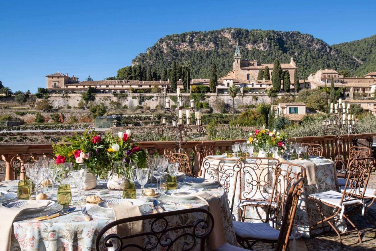 Photo du restaurant de l'hôtel Valldemossa avec vue sur la ville.