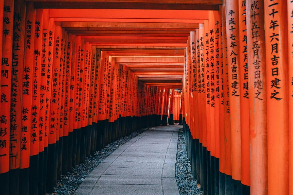inari sanctuaire toris kyoto japon