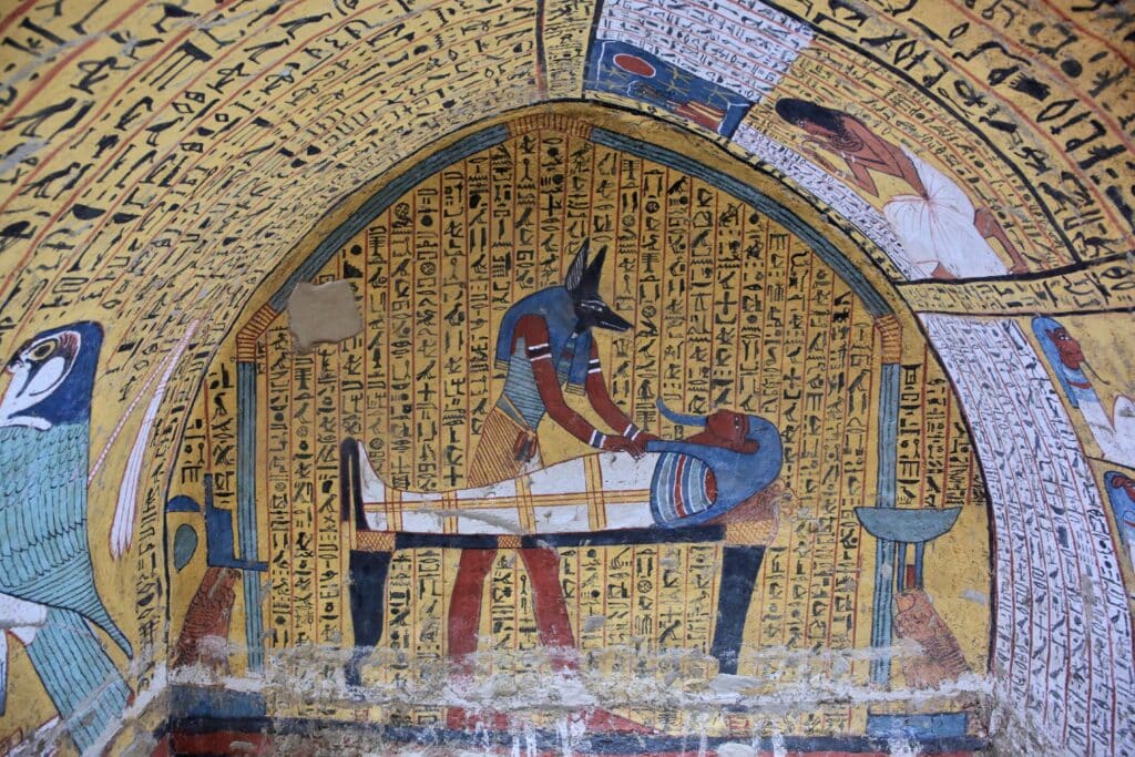 Intérieur d'une tombe dans la nécropole de la Vallée des Artisans à Louxor, en Égypte.