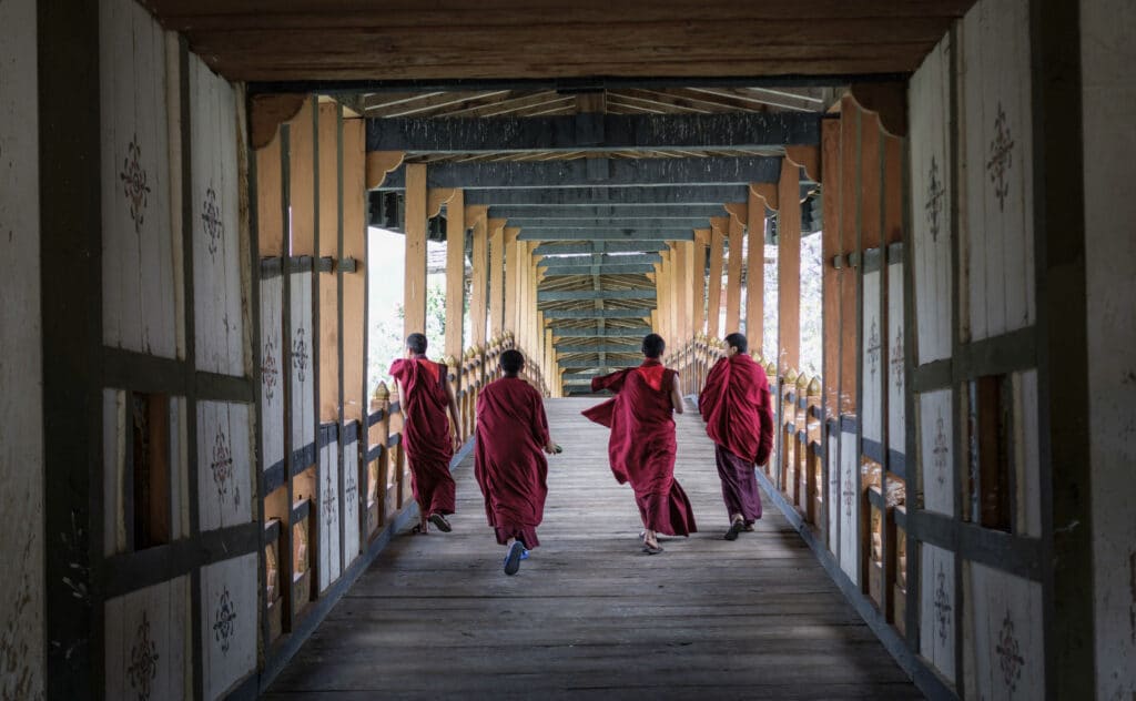 jeunes moines marchant dans un dzong bhoutan