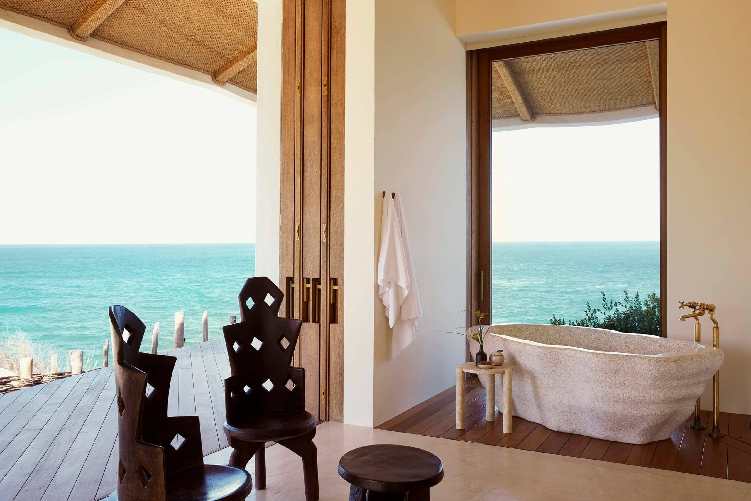 Salle de bain avec vue sur la mer au Kisawa Mozambique.