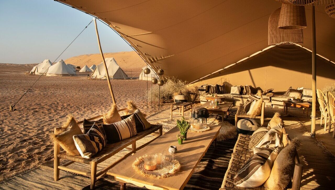 magic camps hébergement salon d'exterieur dans le désert
