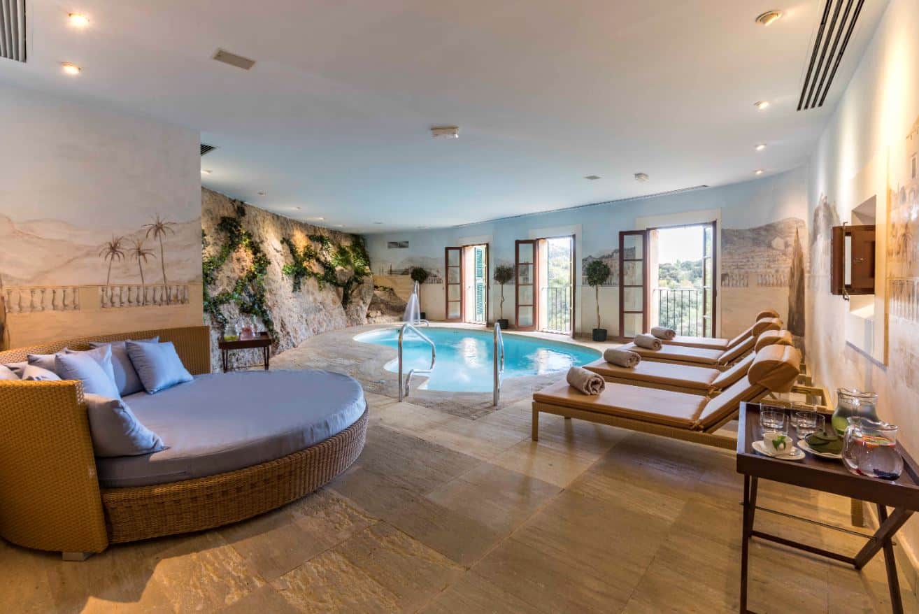 Photo de la piscine intérieure de l'hôtel Valldemossa