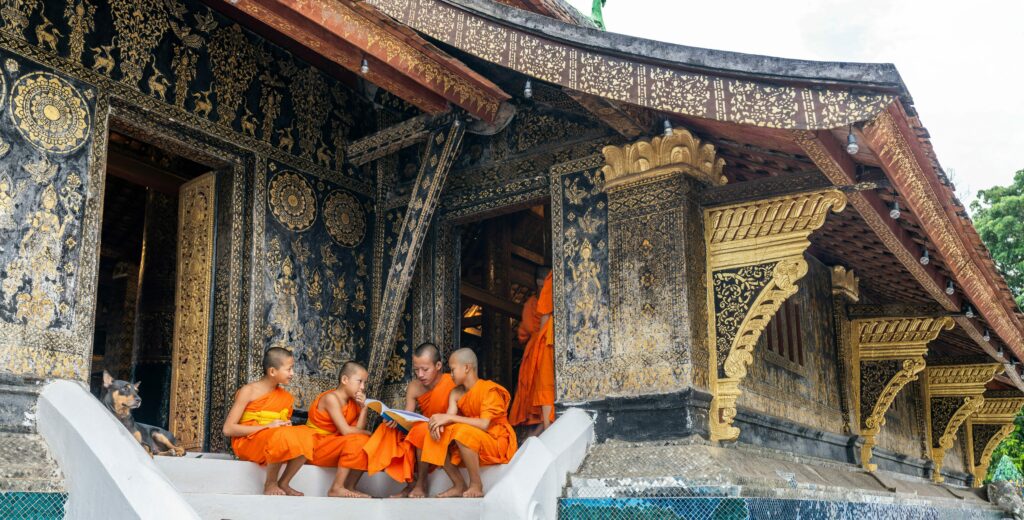 moines bouddhiste temple bouddhiste Wat Xieng Thong Luang Prabang Laos