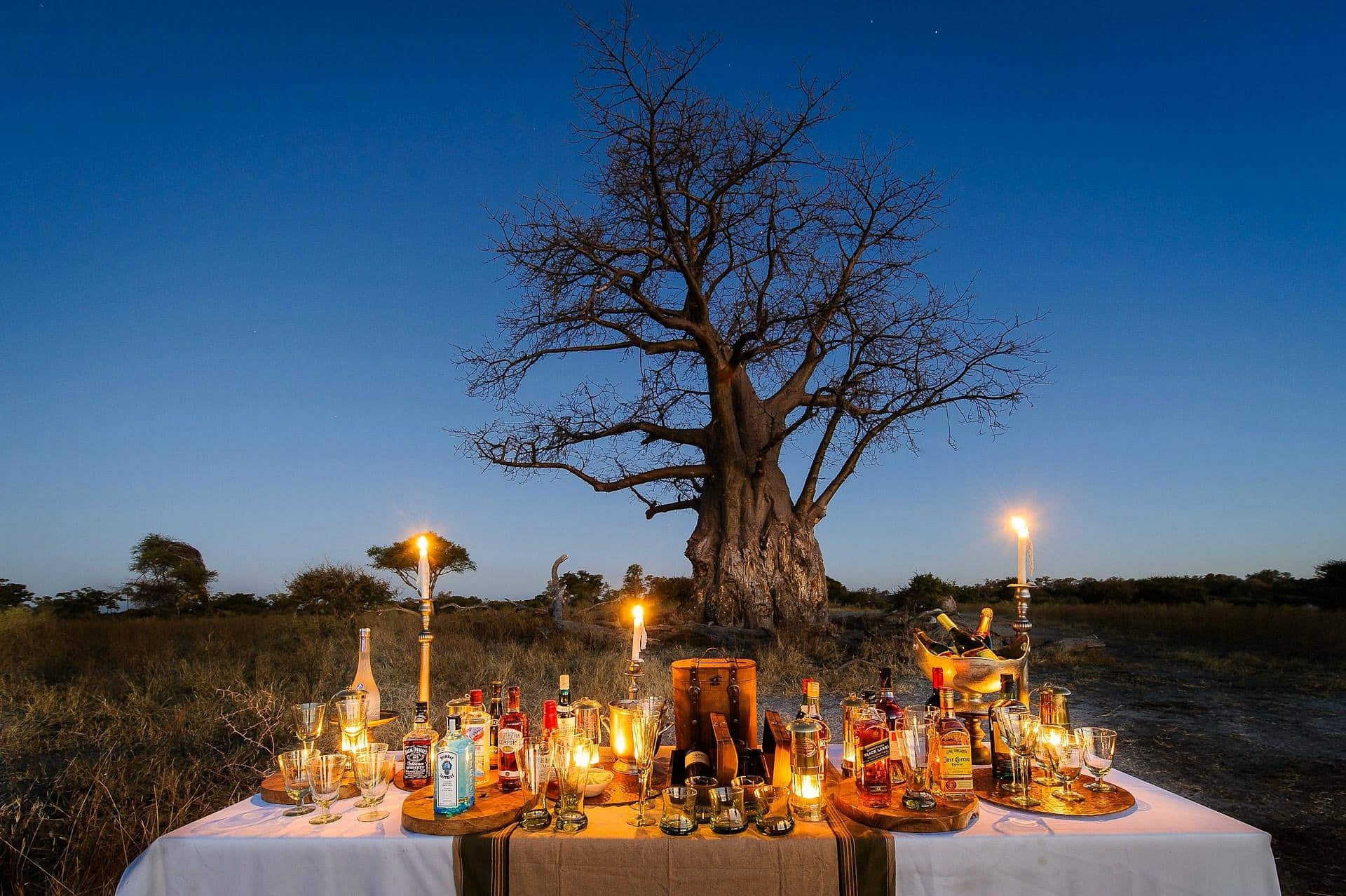 Apéritif dans la savane à Mombo et Little Mombo Wilderness au Botswana.