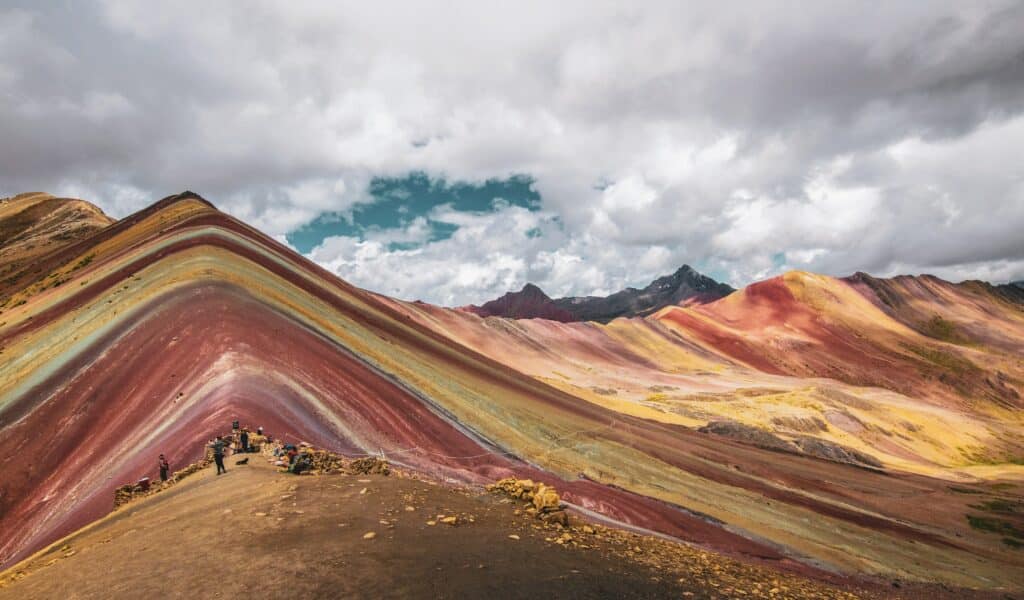 montagnes colorees vinicunca perou sous la neige