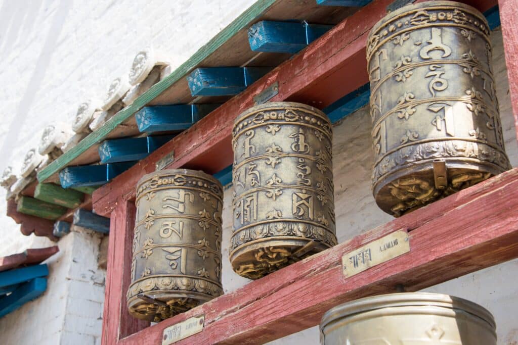 Moulins à prière au monastère bouddhiste d'Erden Zuu à Karakorum, en Mongolie.