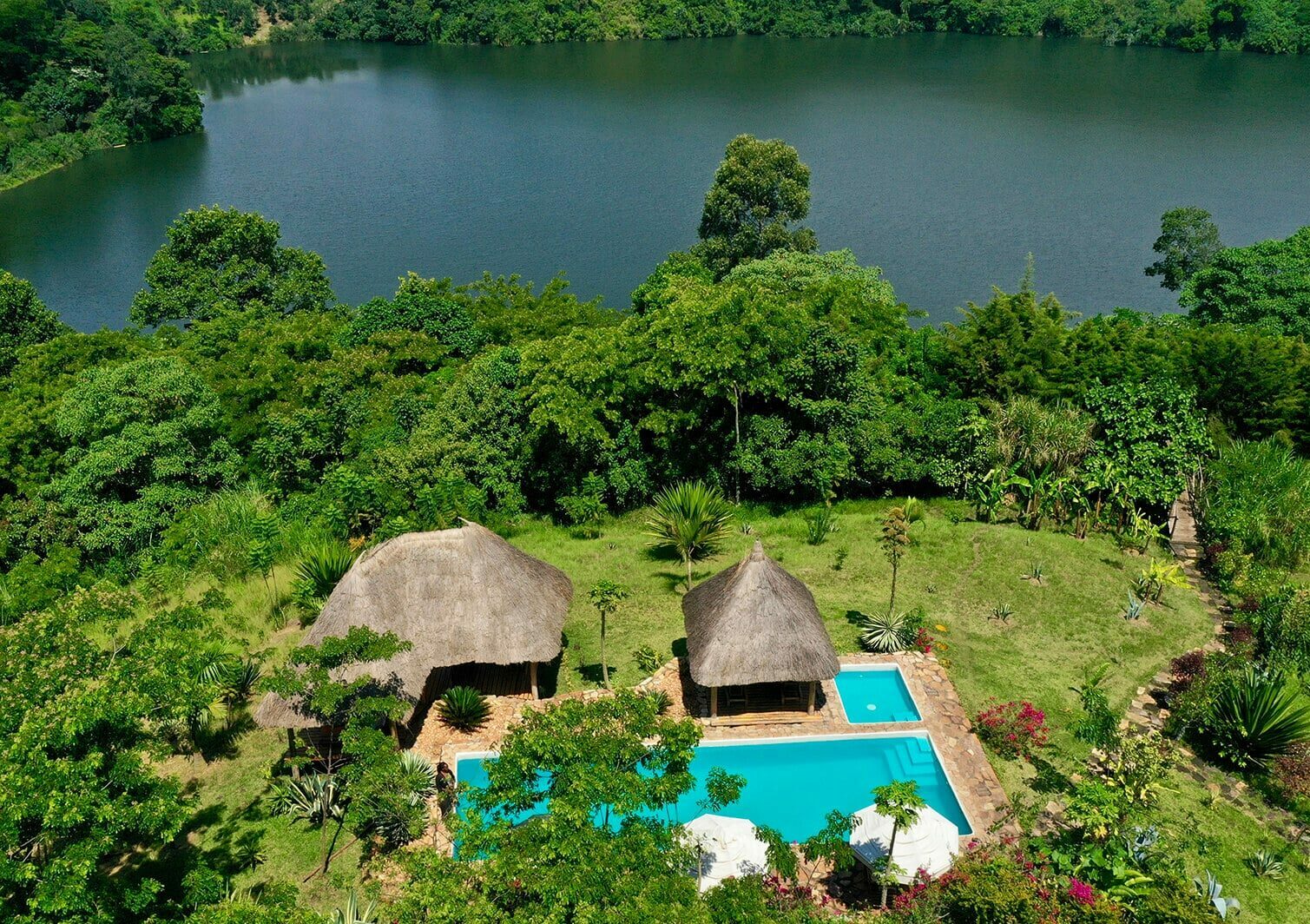 papaya lake lodge ouganda swimming pool vue aerienne